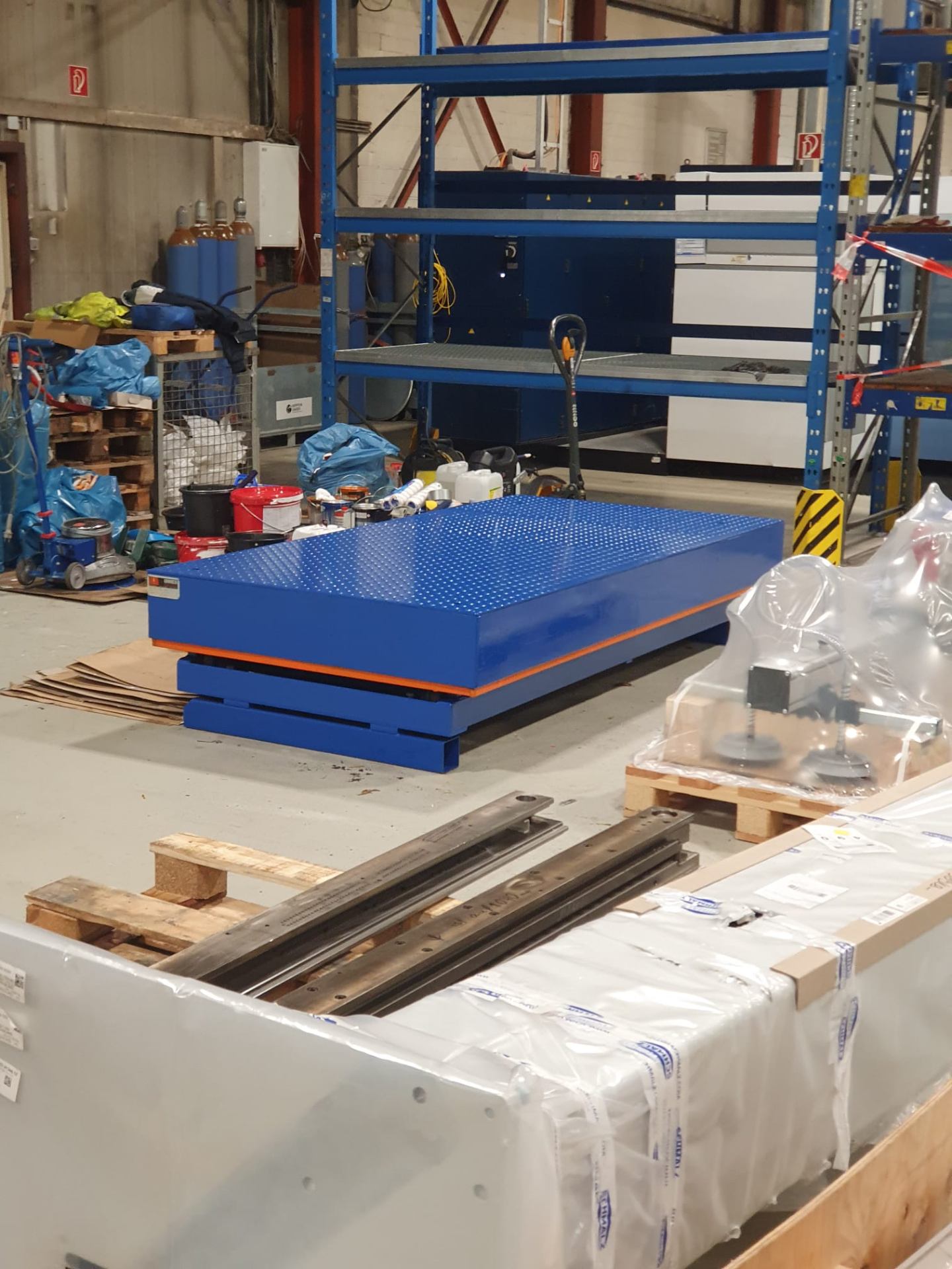 Lackierte Industriemaschine - blaue Hebebühne