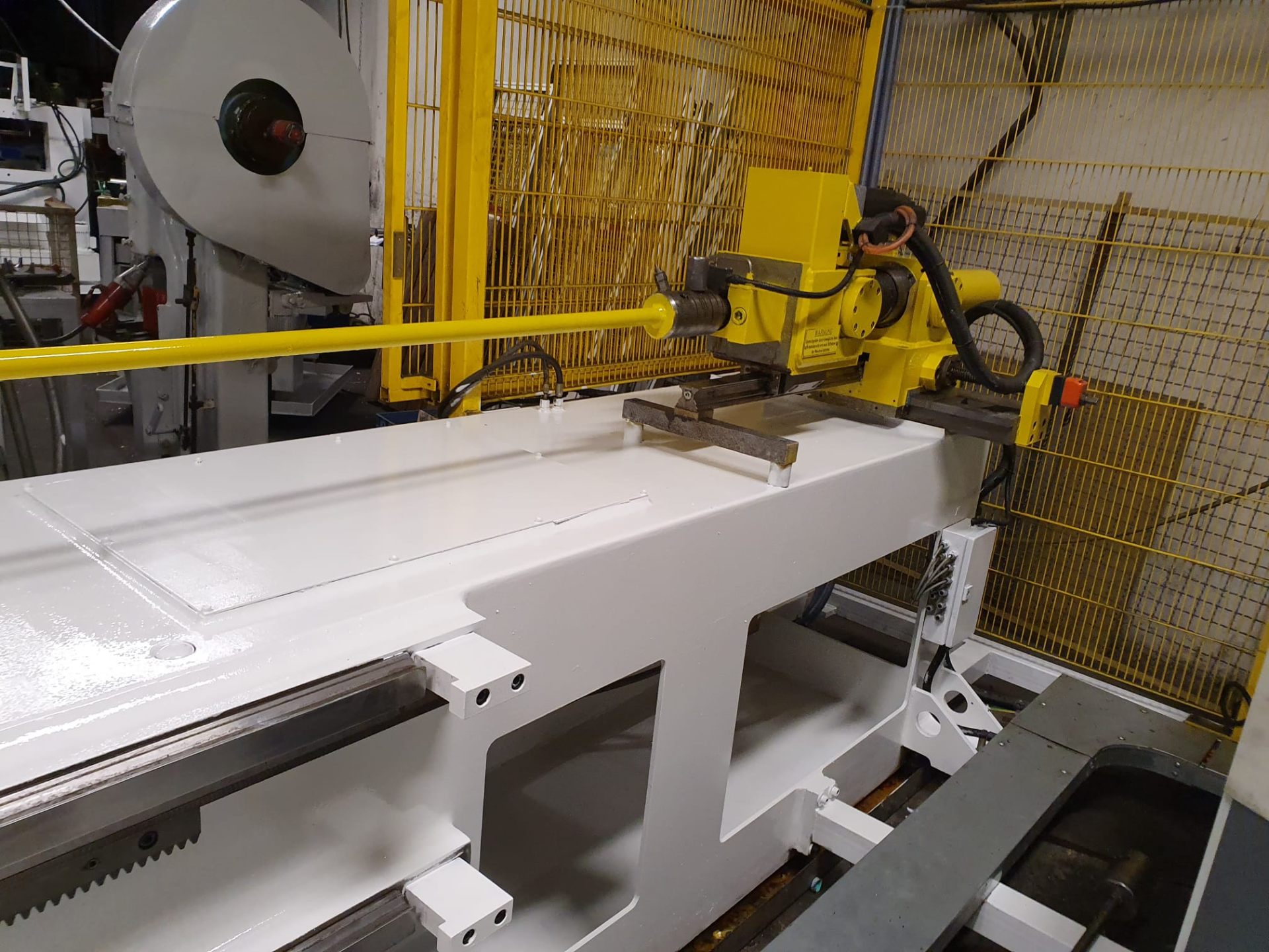 Neulackierte CNC-Maschine in Weiß und Gelb