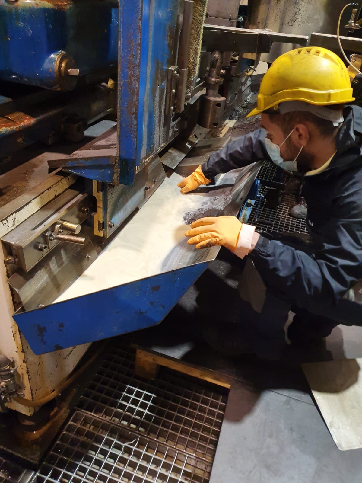 Audit-Vorbereitung und 5S-Reinigung an einer Produktionsmaschine